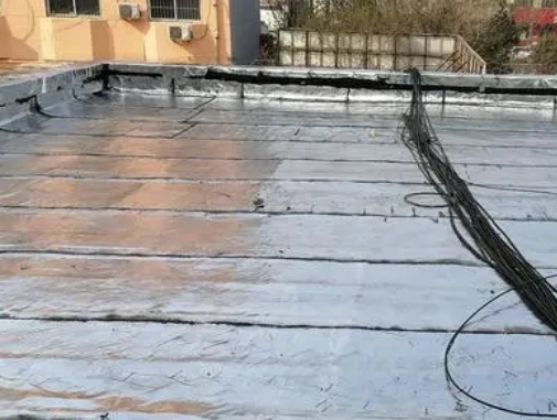 始兴卫生间漏水维修公司分享下始兴屋面楼顶防水刚性防水层施工要点。